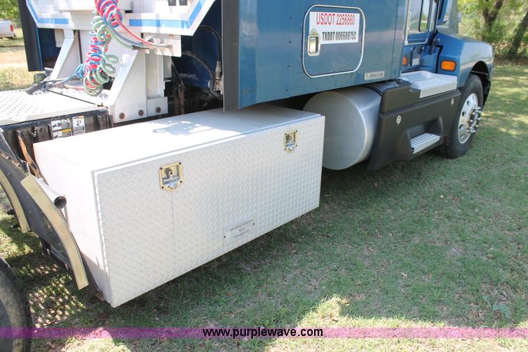 image for item C3839 2001 Kenworth T600 semi truck