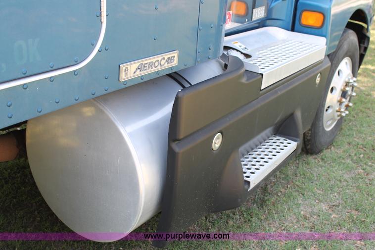 image for item C3839 2001 Kenworth T600 semi truck