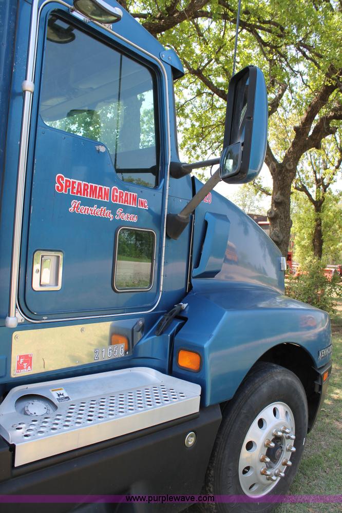 image for item C3839 2001 Kenworth T600 semi truck