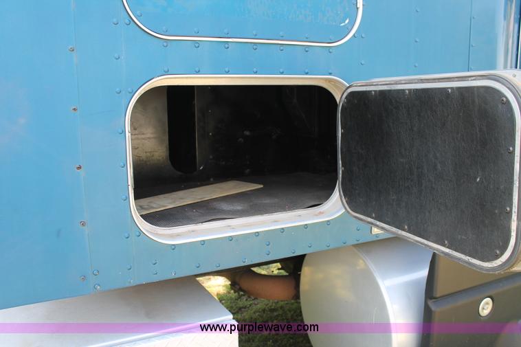 image for item C3839 2001 Kenworth T600 semi truck