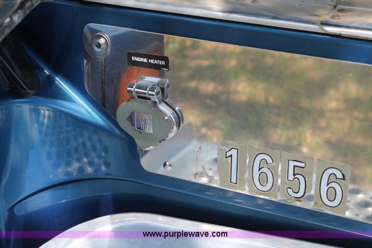 image for item C3839 2001 Kenworth T600 semi truck