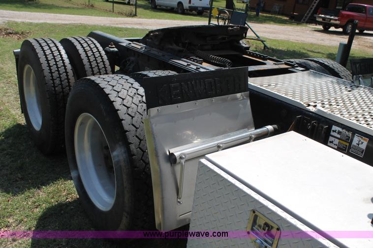 image for item C3839 2001 Kenworth T600 semi truck