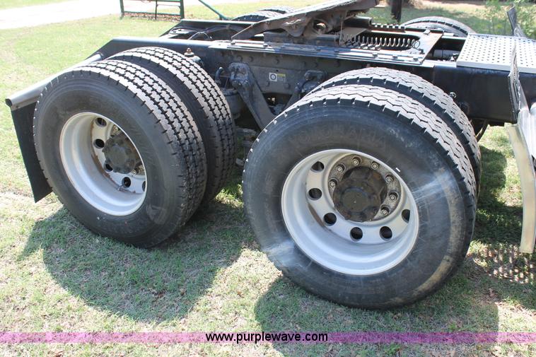 image for item C3839 2001 Kenworth T600 semi truck