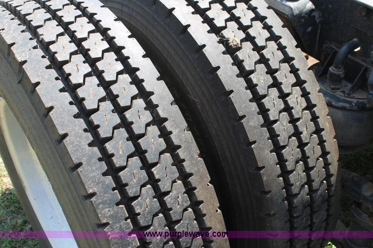 image for item C3839 2001 Kenworth T600 semi truck