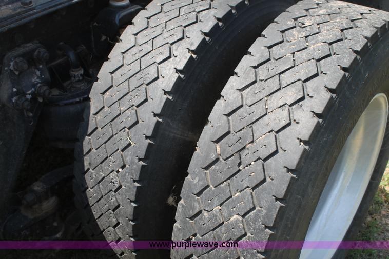 image for item C3839 2001 Kenworth T600 semi truck