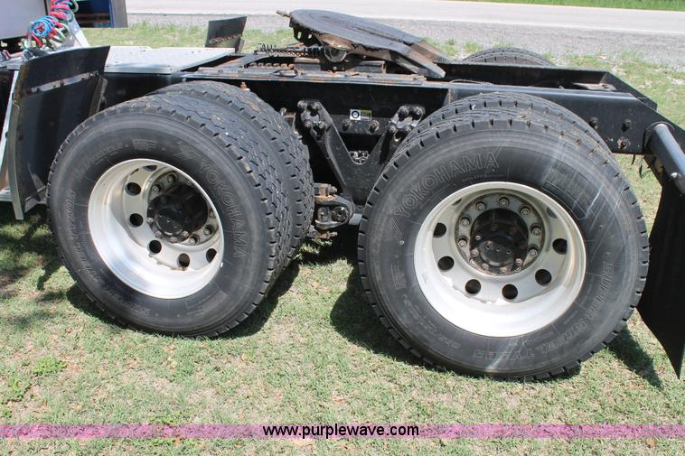 image for item C3839 2001 Kenworth T600 semi truck