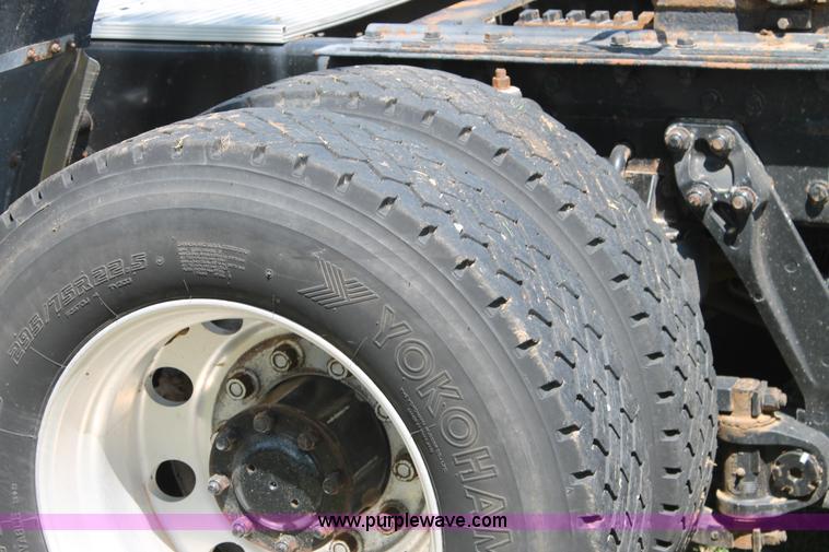 image for item C3839 2001 Kenworth T600 semi truck