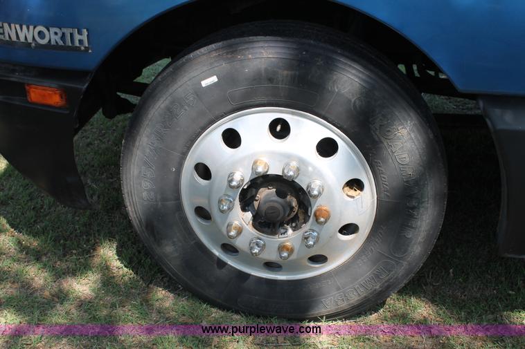 image for item C3839 2001 Kenworth T600 semi truck