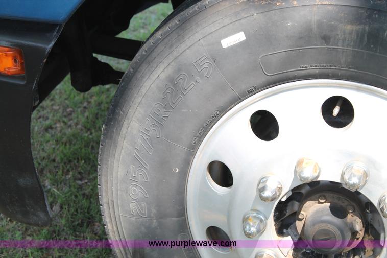 image for item C3839 2001 Kenworth T600 semi truck