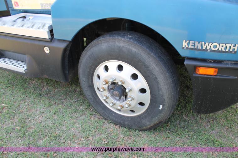 image for item C3839 2001 Kenworth T600 semi truck