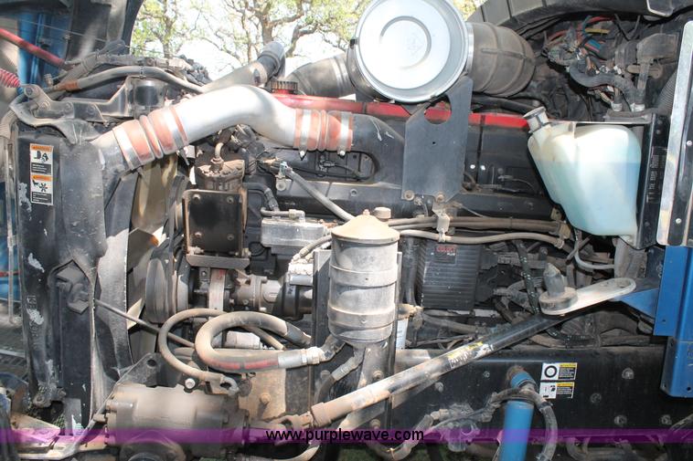 image for item C3839 2001 Kenworth T600 semi truck