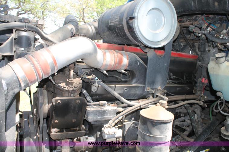 image for item C3839 2001 Kenworth T600 semi truck