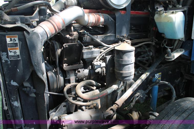 image for item C3839 2001 Kenworth T600 semi truck