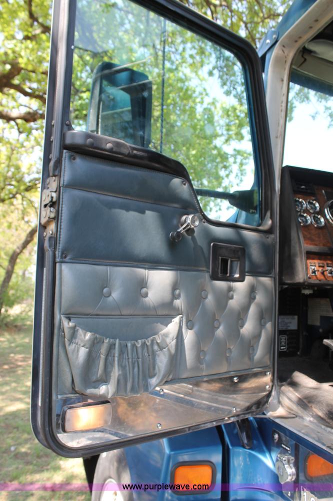 image for item C3839 2001 Kenworth T600 semi truck