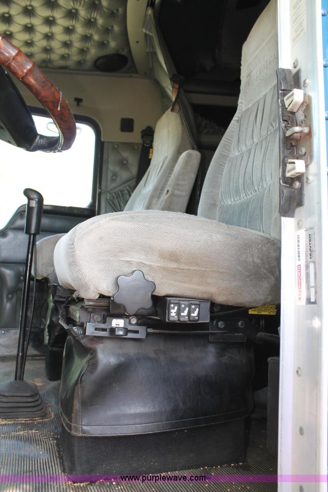 image for item C3839 2001 Kenworth T600 semi truck