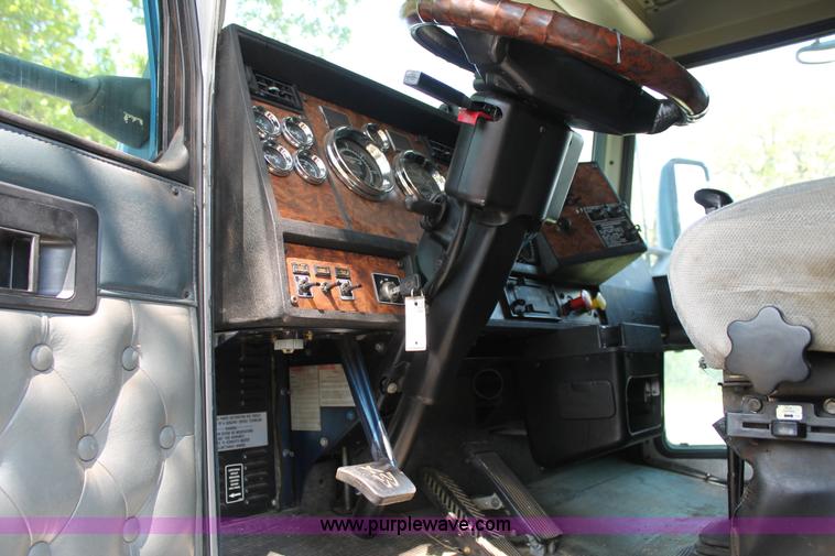 image for item C3839 2001 Kenworth T600 semi truck