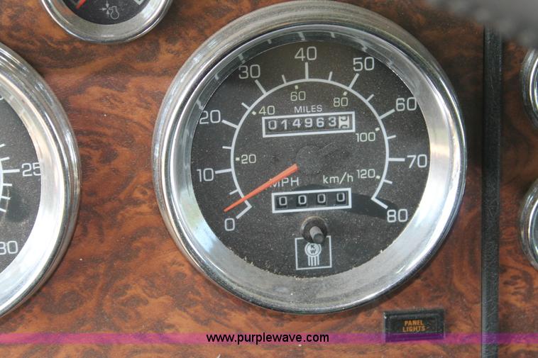 image for item C3839 2001 Kenworth T600 semi truck