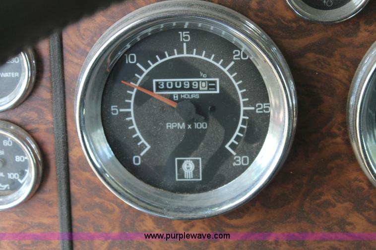 image for item C3839 2001 Kenworth T600 semi truck