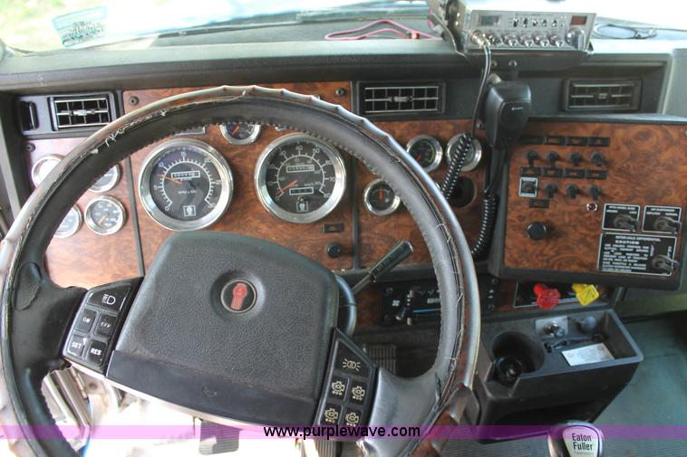 image for item C3839 2001 Kenworth T600 semi truck