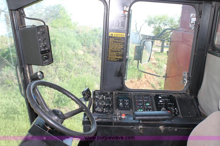 image for item C3841 1990 Case IH 1680 combine