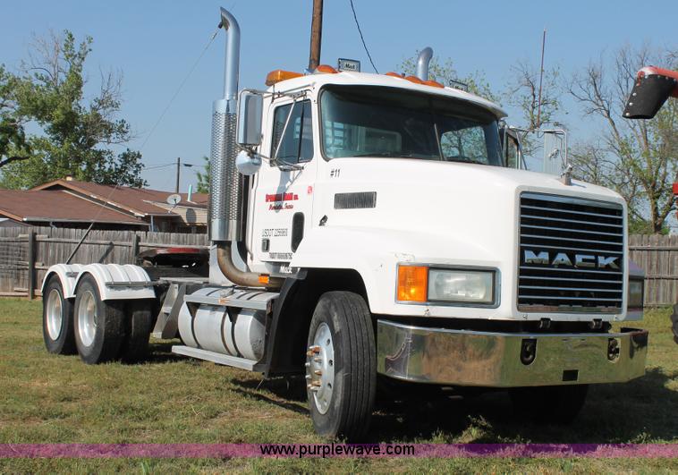 image for item C3842 1993 Mack CH613 semi truck