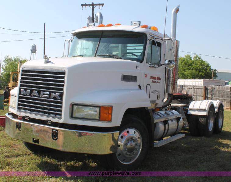 image for item C3842 1993 Mack CH613 semi truck