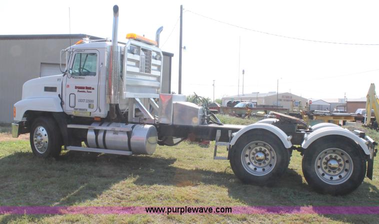 image for item C3842 1993 Mack CH613 semi truck