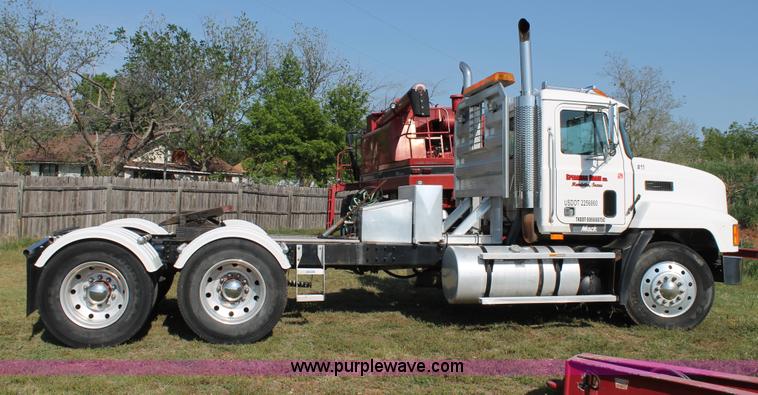 image for item C3842 1993 Mack CH613 semi truck