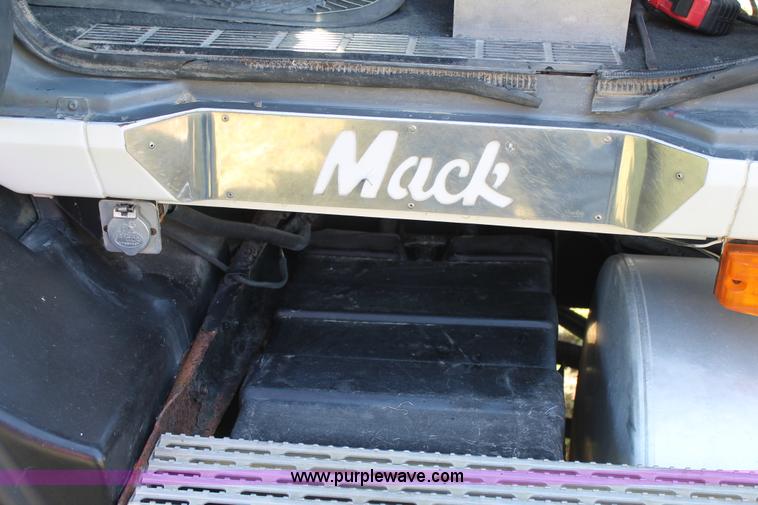 image for item C3842 1993 Mack CH613 semi truck
