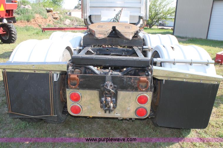 image for item C3842 1993 Mack CH613 semi truck