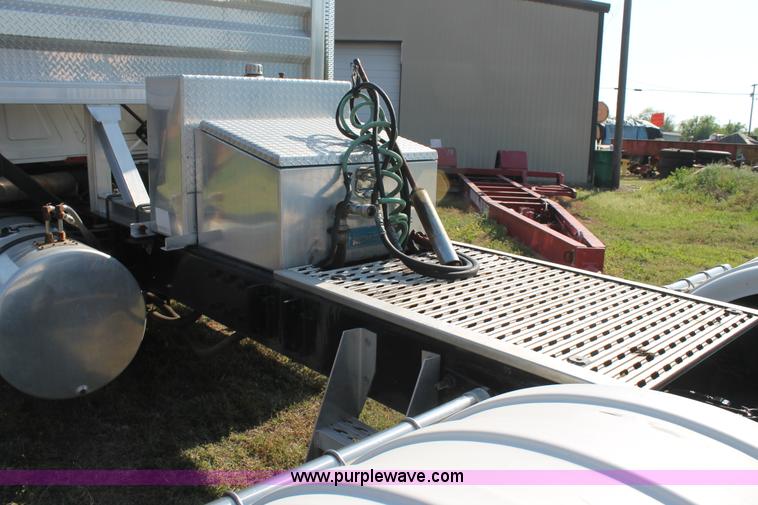 image for item C3842 1993 Mack CH613 semi truck