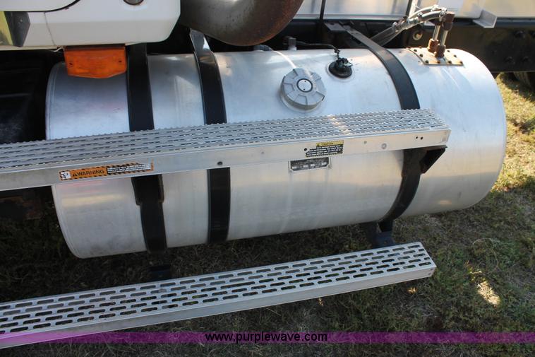 image for item C3842 1993 Mack CH613 semi truck