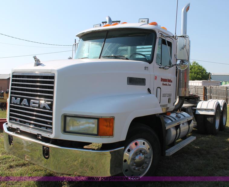 image for item C3842 1993 Mack CH613 semi truck