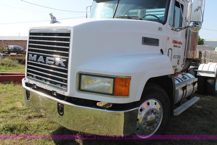 image for item C3842 1993 Mack CH613 semi truck