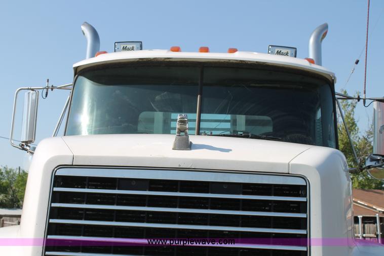 image for item C3842 1993 Mack CH613 semi truck