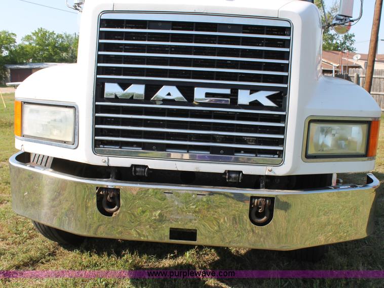 image for item C3842 1993 Mack CH613 semi truck