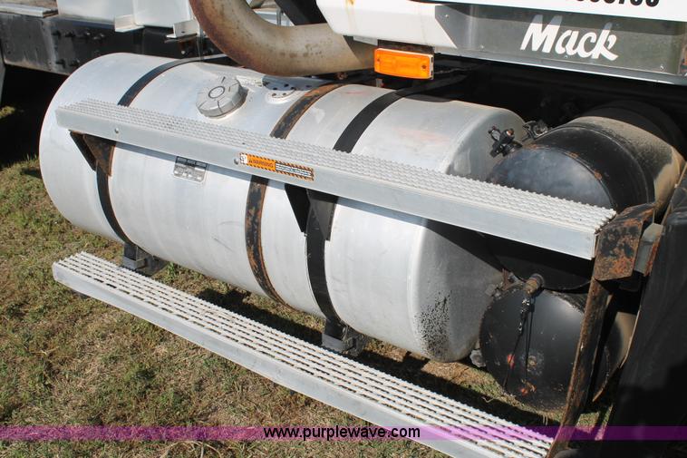 image for item C3842 1993 Mack CH613 semi truck