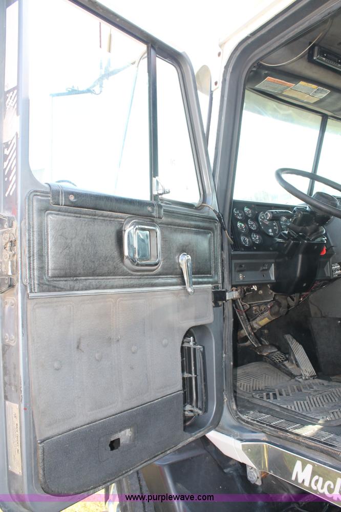 image for item C3842 1993 Mack CH613 semi truck