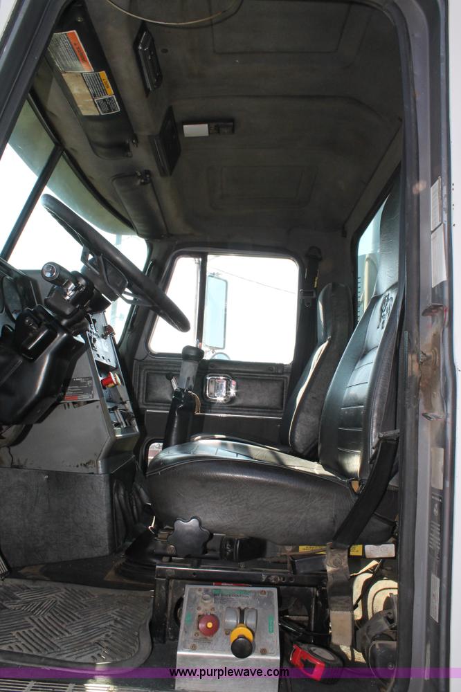 image for item C3842 1993 Mack CH613 semi truck