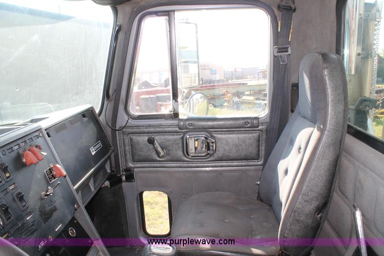 image for item C3842 1993 Mack CH613 semi truck