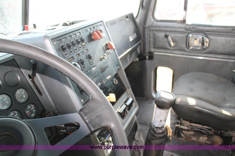 image for item C3842 1993 Mack CH613 semi truck