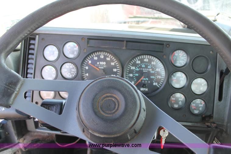 image for item C3842 1993 Mack CH613 semi truck