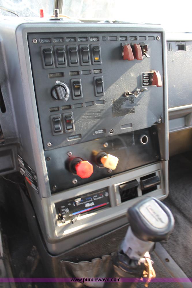 image for item C3842 1993 Mack CH613 semi truck