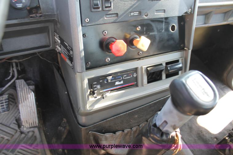 image for item C3842 1993 Mack CH613 semi truck