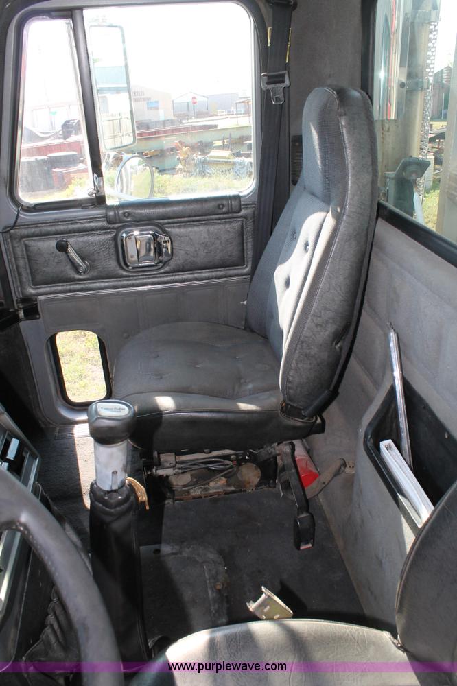 image for item C3842 1993 Mack CH613 semi truck