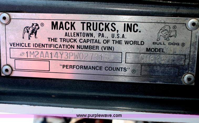 image for item C3842 1993 Mack CH613 semi truck