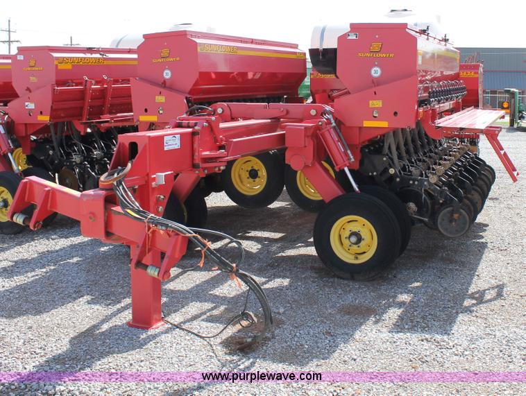 image for item C3867 Sunflower 9434-30 folding grain drill