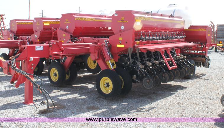 image for item C3867 Sunflower 9434-30 folding grain drill