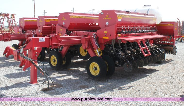 image for item C3867 Sunflower 9434-30 folding grain drill