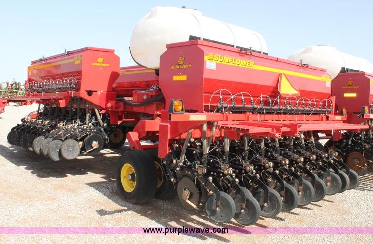 image for item C3867 Sunflower 9434-30 folding grain drill